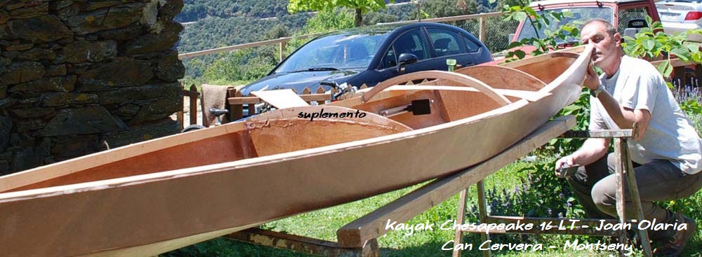 Cepillando el costado superior del kayak de madera Chesapeake 16 LT, Joan Olaria