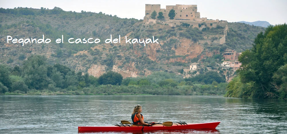 Kayak Chesapeake 16 LT de madera de excursión en el Ebro bajo el Castell de Miravet