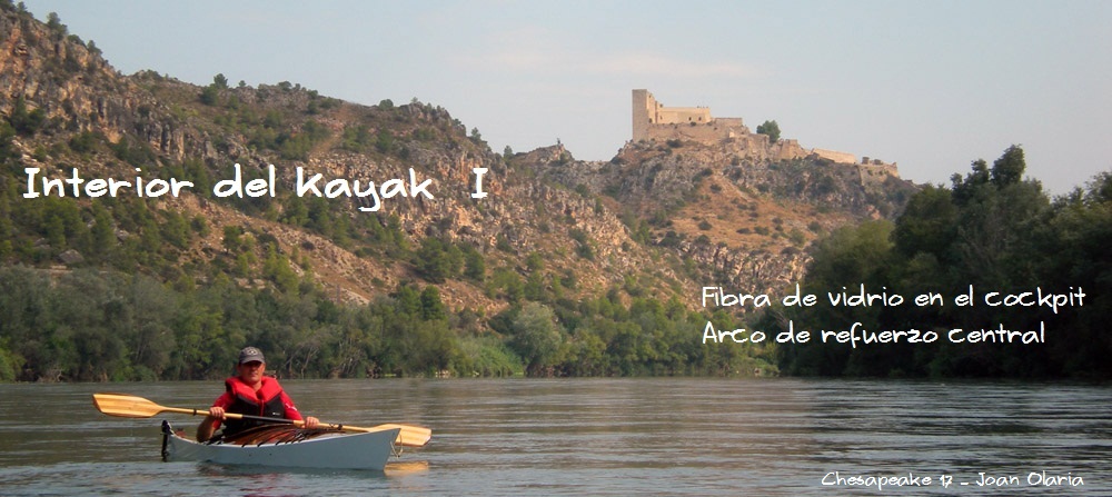 Kayak Chesapeake 17 , de madera en el río Ebro, bajo el Castillo de Miravet. Construido por Joan Olaria