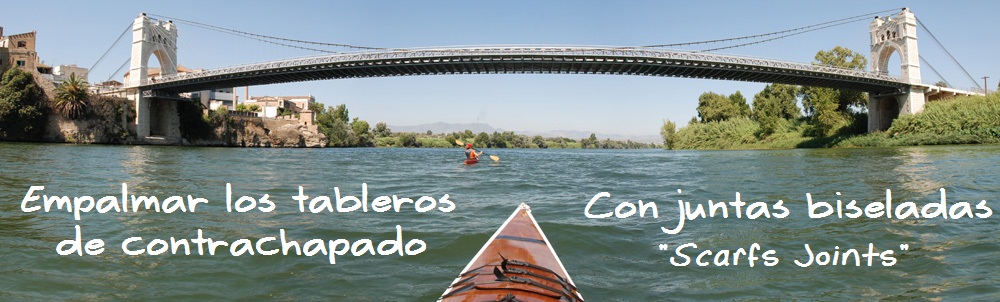 Paseo con los kayaks de madera por debajo del puente colgante de Amposta. Travesia por el río Ebro con kayak Chesapeake 17 y Chesapeake 16 LT